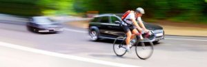 xciclista-en-carretera-con-coches-930x300-jpg-pagespeed-ic-eakuireb2o